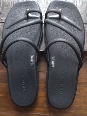 CROCS Miami Toe Loop Sandal